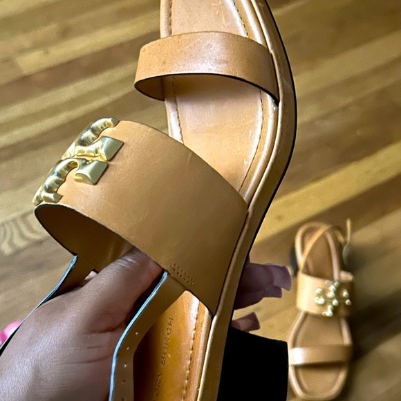 Tory Burch Miller Leather Heeled Sandal Large T inGold. - Picture 4 of 7